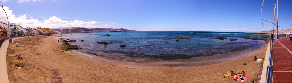 La playa de Las Canteras, una playa en la ciudad de Las Palmas de Gran Canaria, en las Islas Canarias. Una playa en plena ciudad que hace que todos sus ciudadanos puedan disfrutar del clima canario cualquier dia del año si tener que recorrer largas distancias en busca del descanso y la tranquilidad tan deseado en un ambiente urbano. 