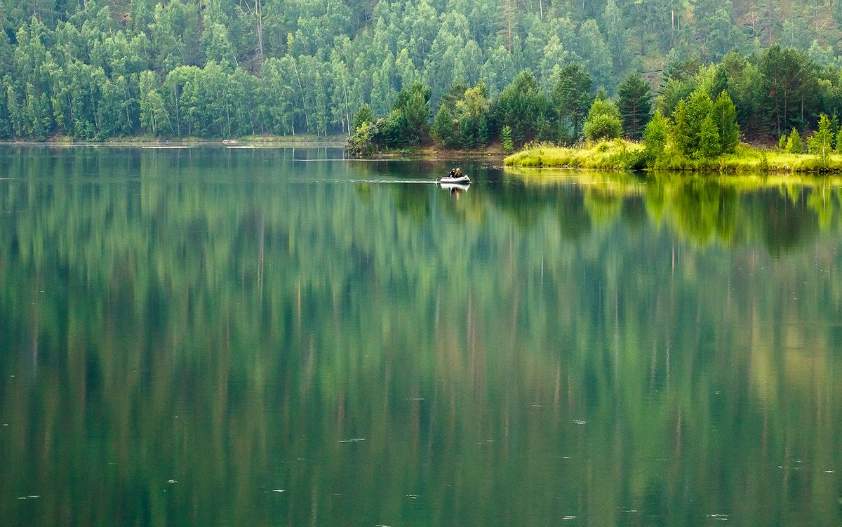 Утро на реке, рыбаки.