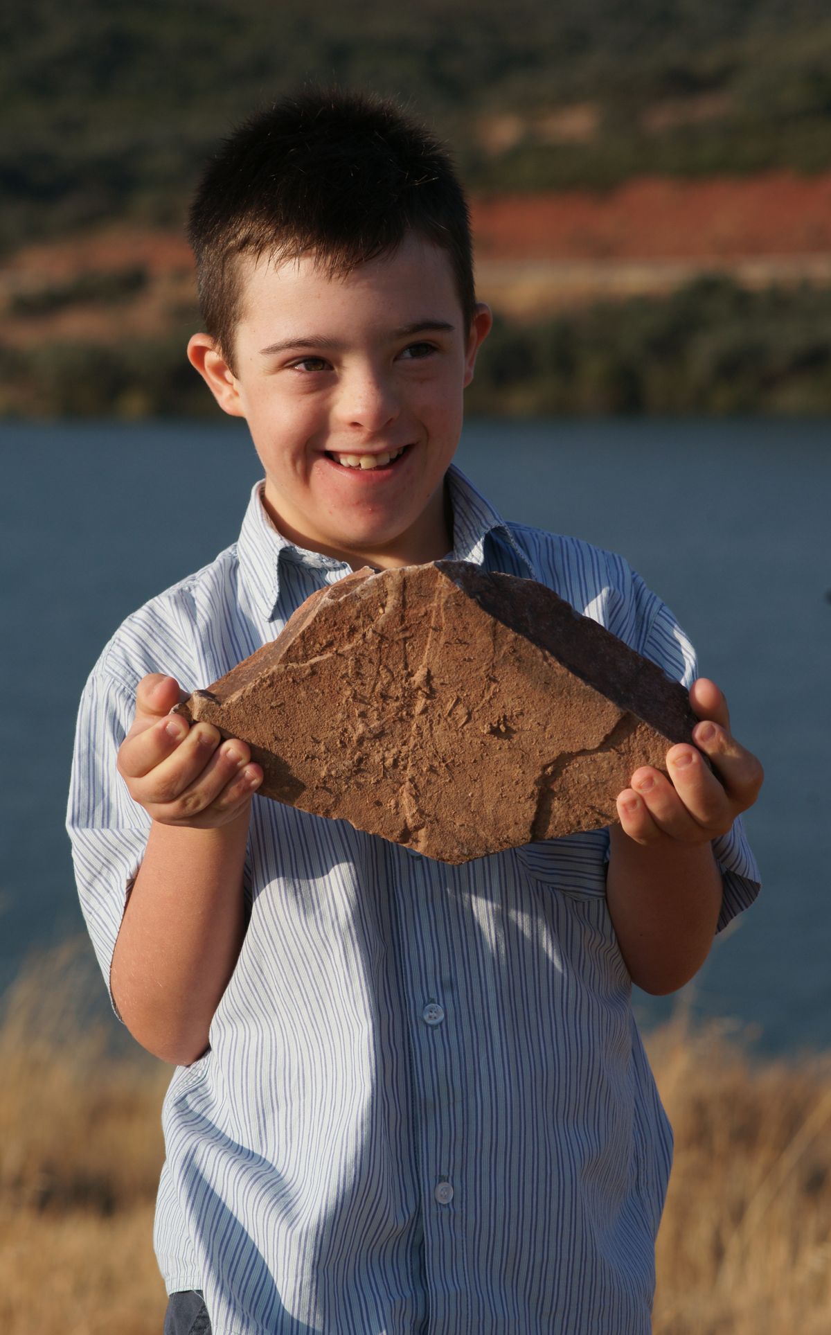 Fernando mostrando una particular piedra