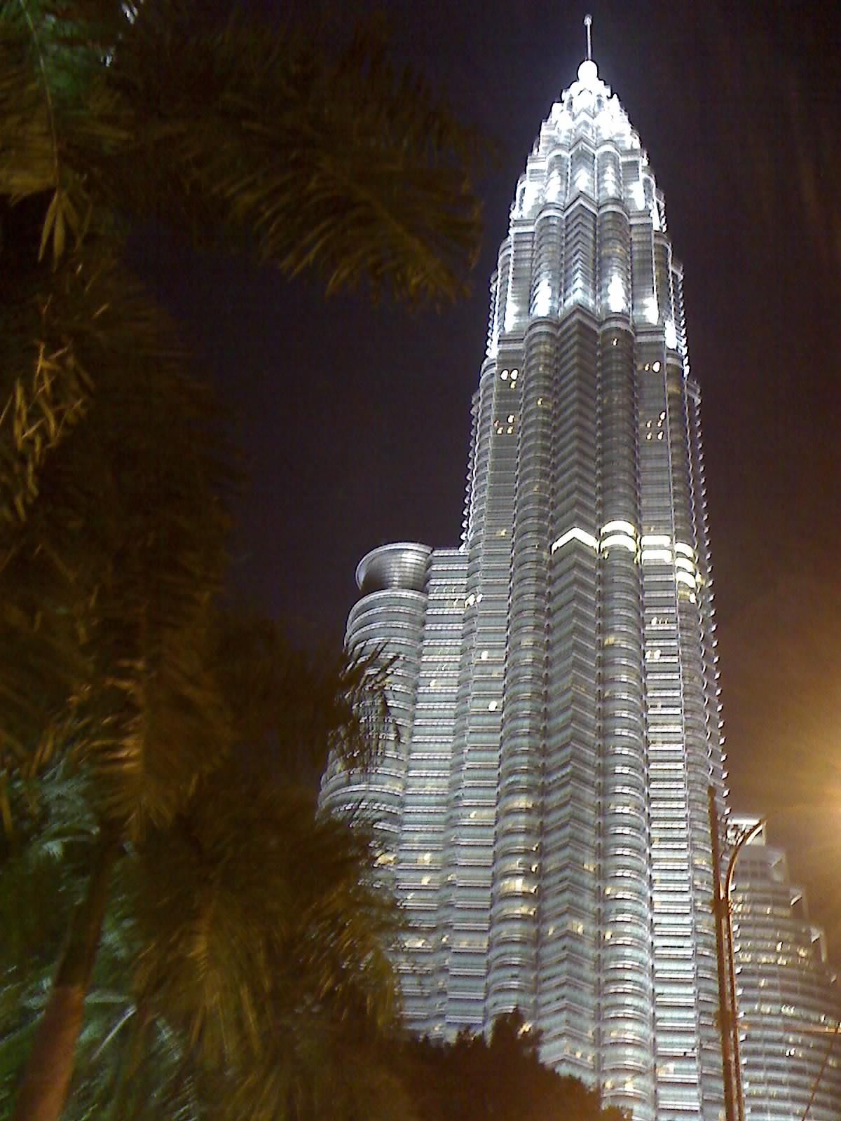 Malaysia - Petronas towers by night (Kuala Lumpur)