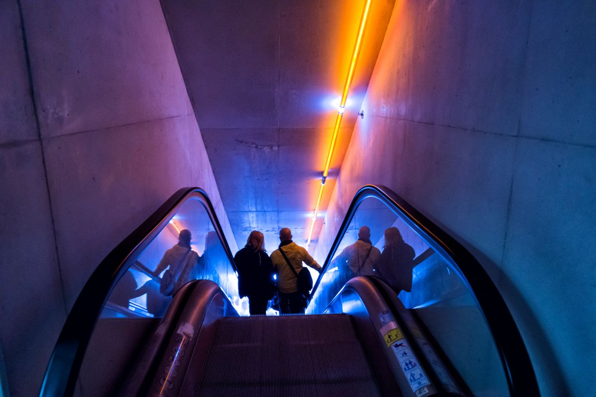 Rolltreppe in modernem Gebäude