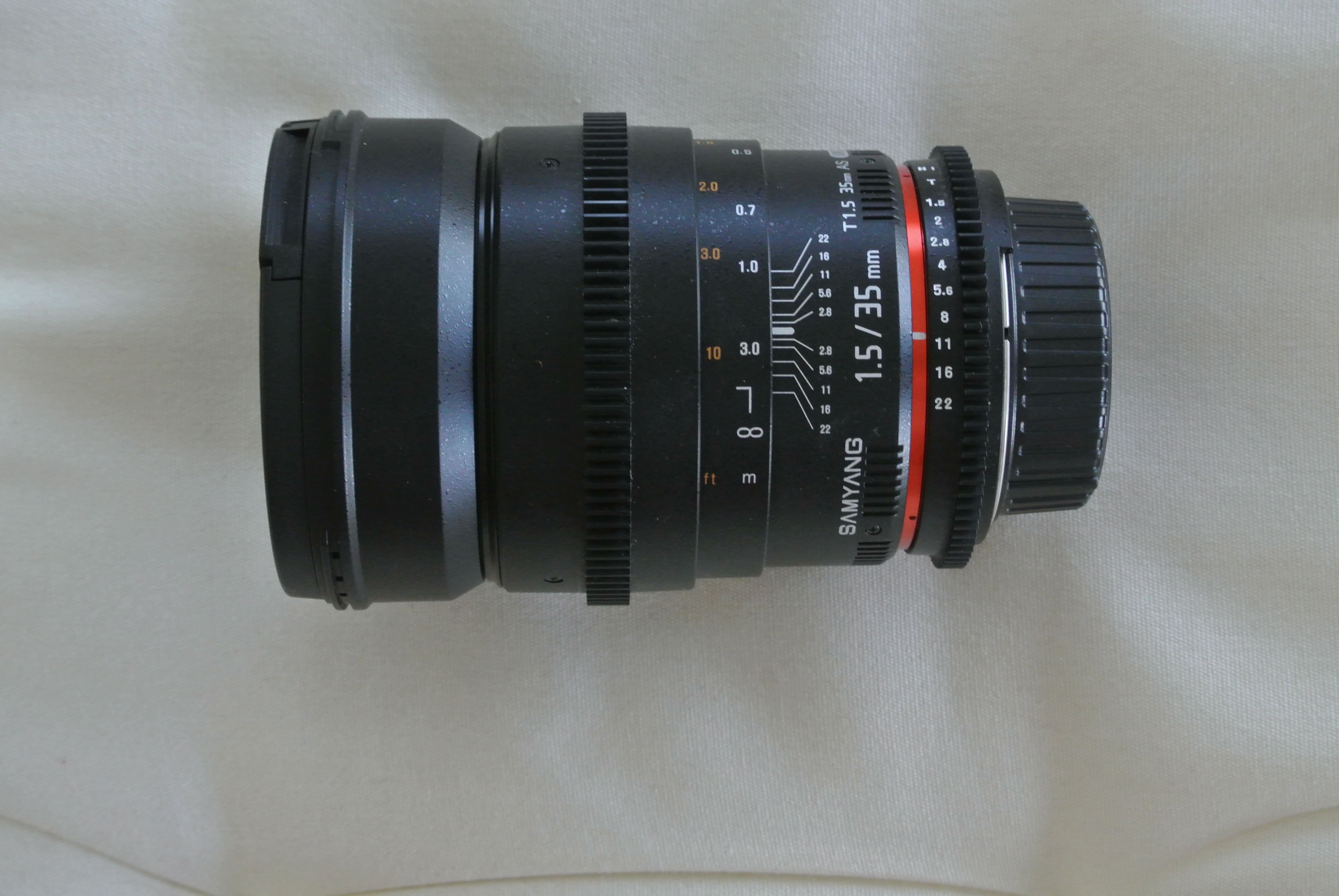 Samyang Lens met de DOF haken.JPG