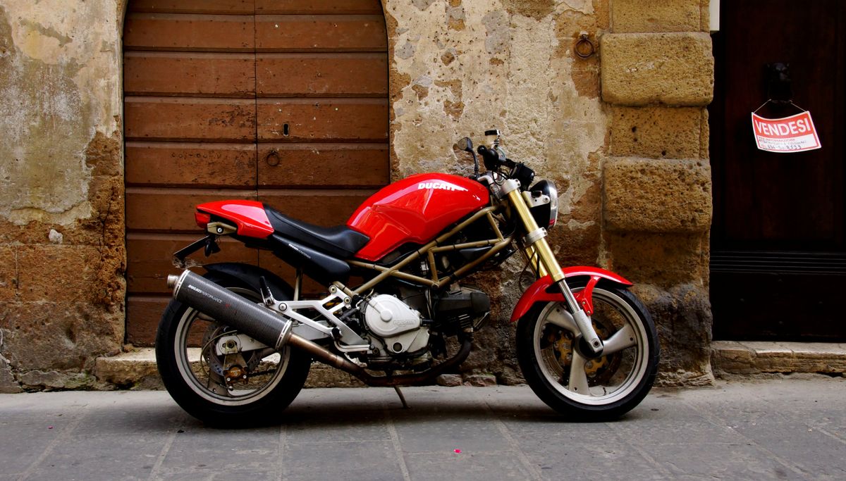 Ducati Monster 600 (Pitigliano, It.).JPG