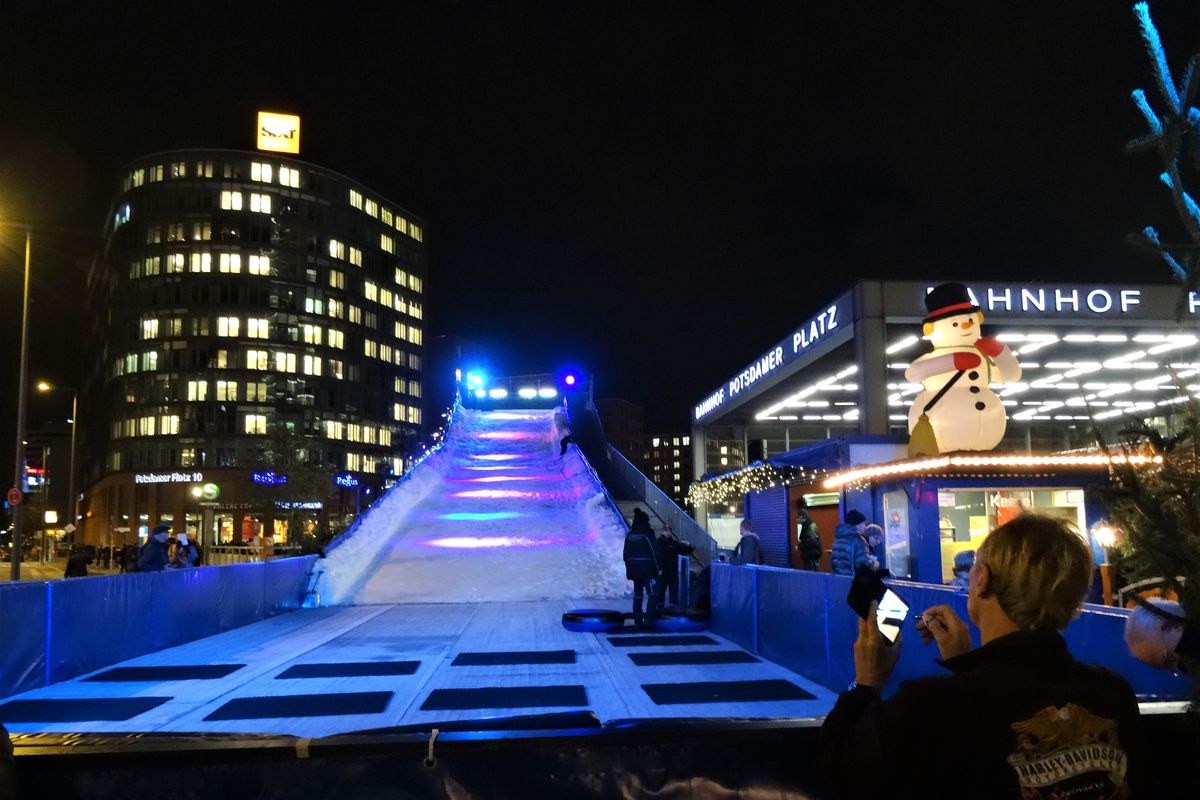 Zur Weihnachtszeit an Berliner Potsdamer Platz..jpg